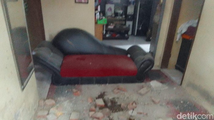 Gempa di Kuningan menyebabkan rumah di Perum Puri Asri 3 Ciporang mengalami rusak ringan berupa plafon jatuh