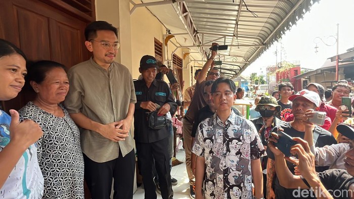 Gibran Rakabuming blusukan bersama Mangkunegoro X atau Gusti Bhre di Semanggi, Solo, Jumat (26/7/2024).