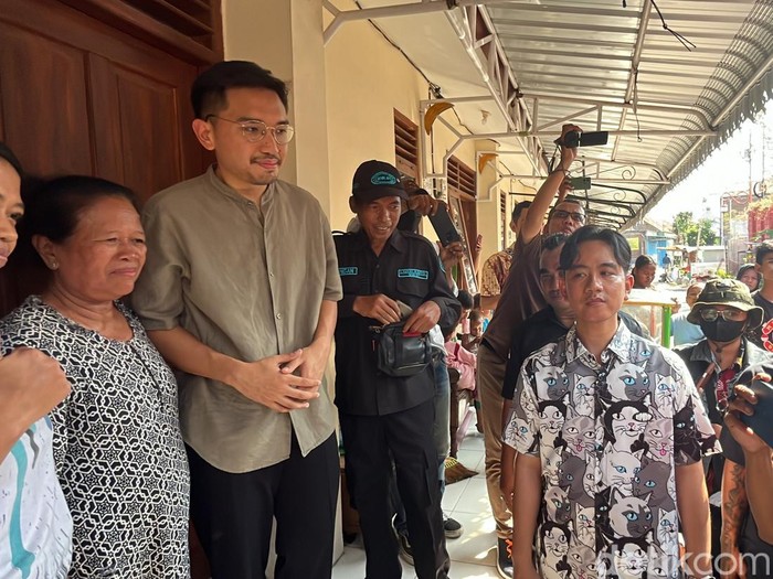 Gibran Rakabuming blusukan bersama Mangkunegoro X atau Gusti Bhre di Semanggi, Solo, Jumat (26/7/2024).