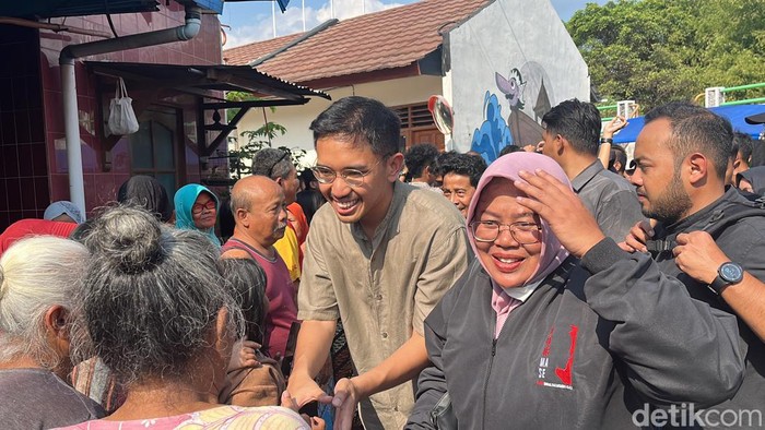 Gibran Rakabuming blusukan bersama Mangkunegoro X atau Gusti Bhre di Semanggi, Solo, Jumat (26/7/2024).