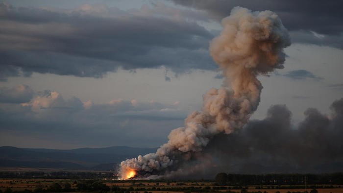 An explosion is pictured at a fireworks warehouse in the town of Elin Pelin, near Sofia, Bulgaria, July 25, 2024. REUTERS/Stoyan Nenov      TPX IMAGES OF THE DAY