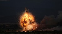 Sebuah ledakan terlihat di gudang kembang api di kota Elin Pelin, dekat Sofia, Bulgaria, Kamis (25/7/2024).