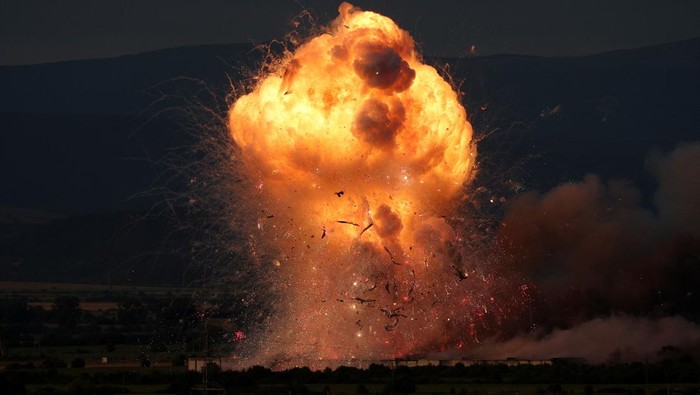Gudang Kembang Api di Bulgaria Meledak An explosion is pictured at a fireworks warehouse in the town of Elin Pelin, near Sofia, Bulgaria, July 25, 2024. REUTERS/Stoyan Nenov TPX IMAGES OF THE DAY