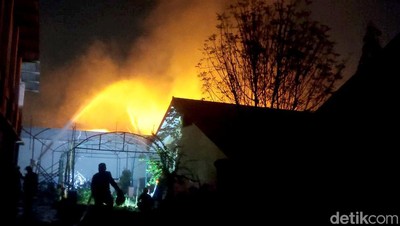 Gudang Tinner Pabrik Cat Avian Terbakar