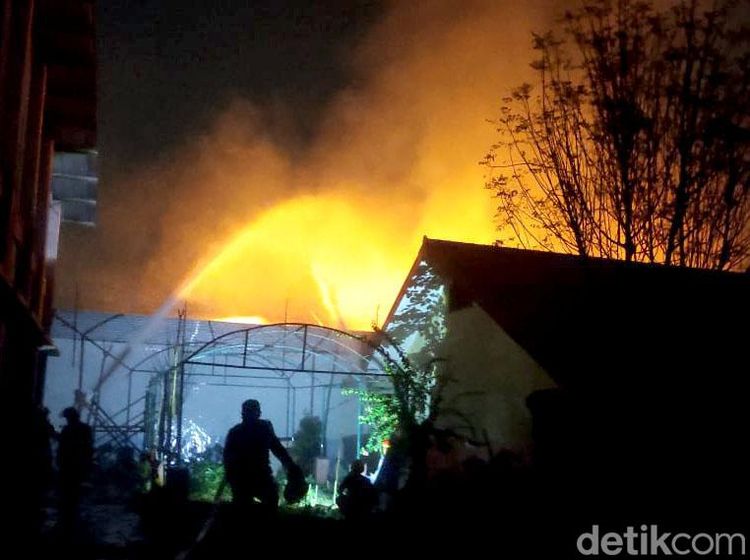 Gudang Tinner Pabrik Cat Avian Terbakar