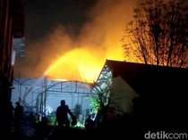 Gudang Tinner Pabrik Cat Avian Terbakar