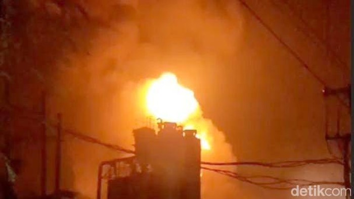 Gudang Tinner Pabrik Cat Avian Terbakar