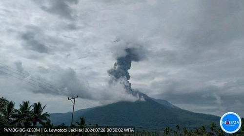 Gunung Lewotobi Laki-laki Meletus di Flores Timur, NTT, meletus pada Jumat (26/7/2024).