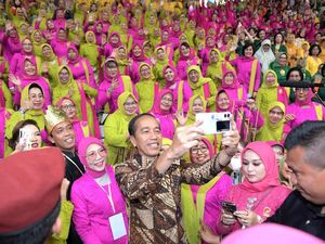 Mejeng di Hari Kebaya Nasional, HP Flip OPPO Curi Perhatian Warganet!