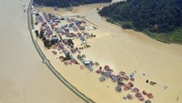 Pemandangan udara menunjukkan kawasan permukiman yang terendam di sepanjang sungai Mogami akibat hujan lebat di Kota Tozawa, Prefektur Yamagata, Jepang utara, Kamis (26/7/2024). (REUTERS/Kyodo) 