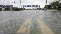 Banjir juga mengganggu sistem transportasi. (Kyodo News via AP) 