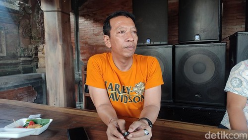 I Nyoman Mulyadi memberikan keterangan di kediamannya soal usulan pemecatan dirinya sebagai Ketua PAC Kediri oleh DPC PDIP Tabanan, Jumat (26/7/2024). (Ahmad Firizqi Irwan/detikBali)