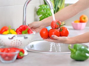 Cara Cuci Buah dan Sayur yang Benar Menurut Ahli Mikrobiologi