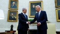 Presiden AS Joe Biden bertemu dengan Perdana Menteri Israel Benjamin Netanyahu di Ruang Oval Gedung Putih di Washington, Amerika Serikat, Kamis (25/7/2024). (REUTERS/Elizabeth Frantz)
