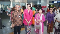 Perayaan Hari Kebaya Nasional tersebut juga dihadiri Istri Menpolhukam Nanik Istumawati (kanan), Ketua Umum Kowani Giwo Rubianto Wiyogo (tengah) dan Dirut LRT Jakarta Hendri Saputra (kiri).