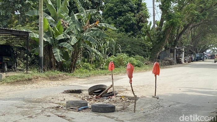 Jembatan di jalur alternatif Palop rusak hingga berlubang.