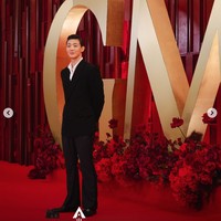 Sebelumnya pada bulan Juli 2024, Ji Soo telah mencuri perhatian dengan penampilannya dalam serial Black Rider yang mengajarkan karakter utamanya tembak-menembak. Ji Soo juga bersanding dengan sejumlah aktor lokal di GMA Gala 2024. Foto: dok. Instagram @actor_jisoo