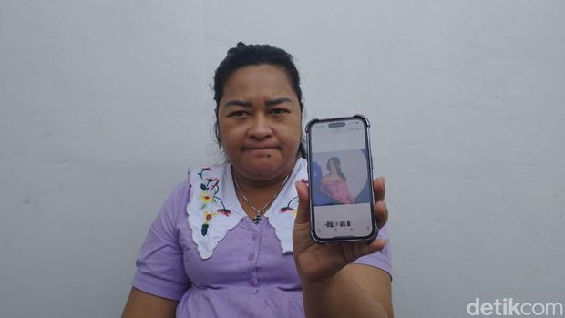 Kakak korban Okta Hasibuan saat menujukkan foto Ella Nanda semasa hidup (Kartika Sari/detikcom)