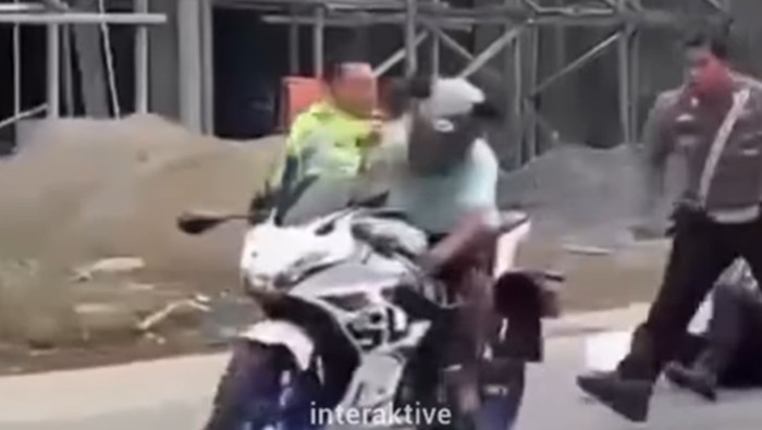 Kasatlantas Polres Berau AKP Wulyadi dan tiga personel polisi lainnya menjadi korban tabrak oleh pemotor yang mencoba kabur saat saat sosialisasi Operasi Patuh.