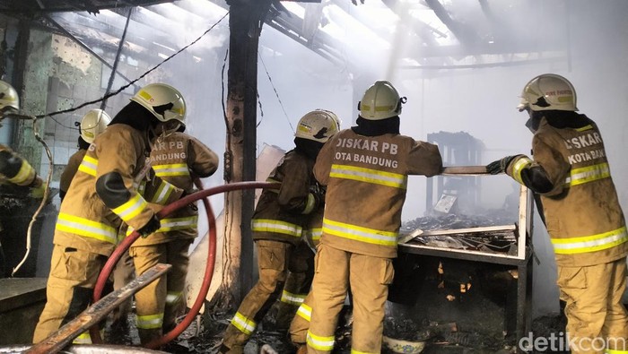 Kebakaran di area Pasar Simpang Dago, Kota Bandung, Jumat (26/7/2024) sore.