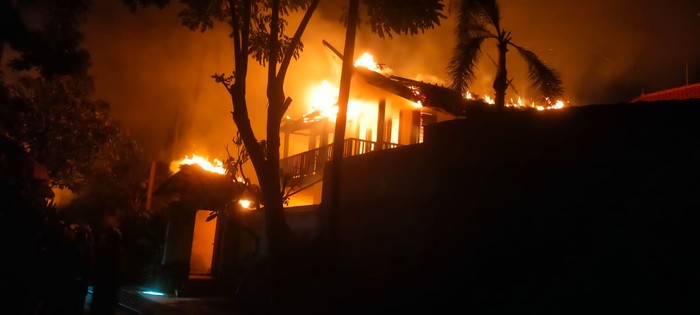 Kebakaran hebat yang melanda belasan vila di Jalan Kayu Aya, Seminyak, Kuta, Badung, Bali, Kamis (25/7/2024). (Foto: Dok. Polresta Denpasar)