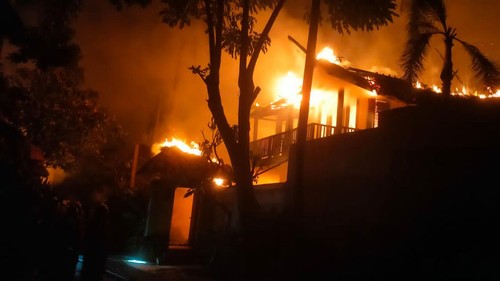 Kebakaran hebat yang melanda belasan vila di Jalan Kayu Aya, Seminyak, Kuta, Badung, Bali, Kamis (25/7/2024). (Foto: Dok. Polresta Denpasar)