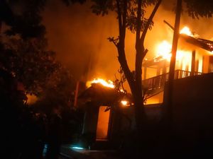 Kebakaran Ludeskan Belasan Vila di Seminyak Bali
