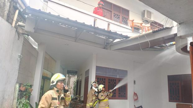 Kebakaran terjadi di daerah Poltangan, Pasar Minggu, Jaksel. Petugas pemadam kebakaran (damkar) sudah menangani kebakaran tersebut. (dok Damkar Jaksel)