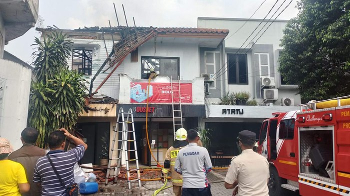 Kebakaran terjadi di daerah Poltangan, Pasar Minggu, Jaksel. Petugas pemadam kebakaran (damkar) sudah menangani kebakaran tersebut. (dok Damkar Jaksel)