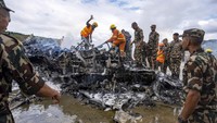 Pesawat berjenis Bombardier CRJ200 milik Saurya Airlines jatuh setelah gagal lepas landas dari Bandara Internasional Tribhuvan, Nepal. Pesawat tersebut dilaporkan membawa 19 orang dengan pilot menjadi satu-satunya yang selamat. (AP Photo/Prabin Ranabhat)