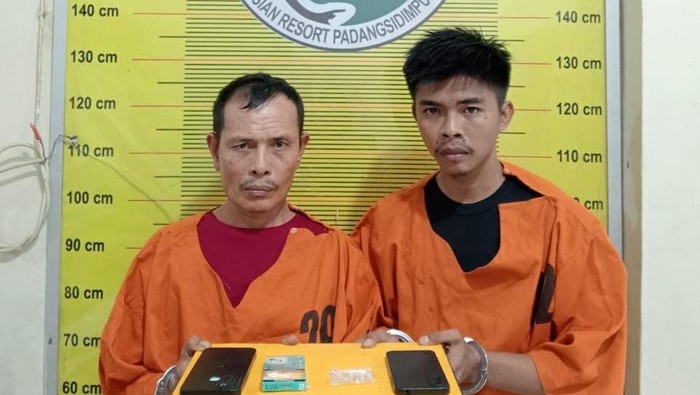 Kedua pelaku saat diamankan di kantor polisi. (Foto: Dok. Polres Padangsidimpuan)