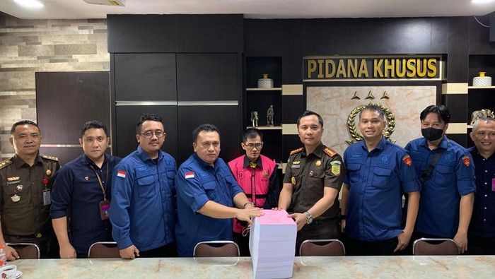 Kejagung limpahkan berkas korupsi impor gula PT SMIP ke Kejari Pekanbaru.