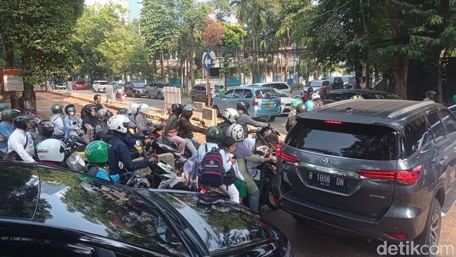 Kemacetan terjadi di Jalan Besakih, Jakarta Selatan menuju Mega Kuningan pagi ini. Antrean kendaraan ini terjadi imbas proyek galian di Jalan Denpasar Raya (Taufiq/detikcom)