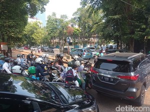Warga Ngeluh Proyek Galian di Jl Besakih: Parkir Jadi Jauh, Jalan Kaki Sulit