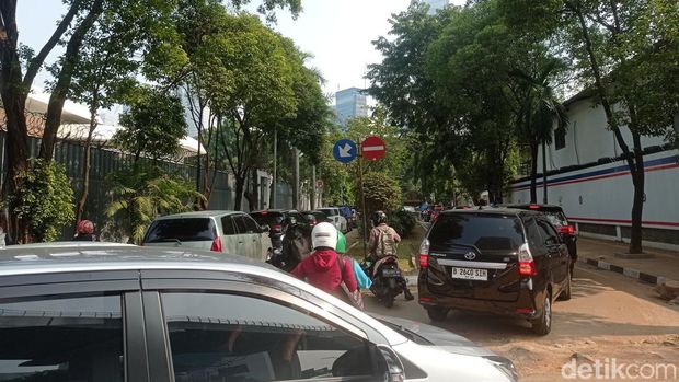 Kemacetan terjadi di Jalan Besakih, Jakarta Selatan menuju Mega Kuningan pagi ini. Antrean kendaraan ini terjadi imbas proyek galian di Jalan Denpasar Raya (Taufiq/detikcom)