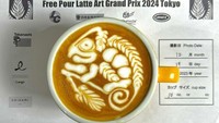 Barista asal Korea Selatan yaitu Lee Jonghyeok mengikuti salah satu kompetisi latte art di Tokyo, ia menciptakan motif hewan Chamaleon di kopinya. Foto: Site/Pool
