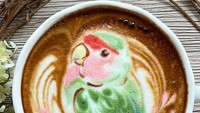 Terakhir ada latte art keren dengan bentuk burung berwarna hijau yang mirip seperti burung aslinya.  Foto: Site/Pool