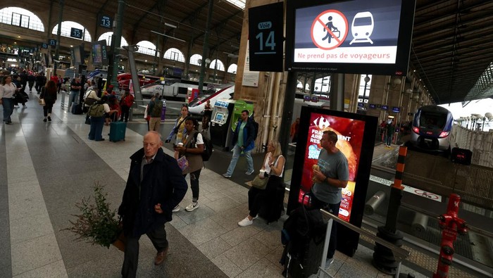 Paris 2024 Olympics - Previews - Gare du Nord, Paris, France - July 26, 2024. Passengers are pictured at Gare du Nord station after threats against France's high-speed TGV network, ahead of the Paris 2024 Olympics opening ceremony. REUTERS/Yves Herman
