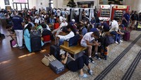 Operator mengimbau semua pelancong untuk menunda perjalanan mereka. Perbaikan sedang dilakukan tetapi lalu lintas akan sangat terganggu setidaknya hingga akhir pekan. Kereta api sedang dikirim kembali ke titik keberangkatan mereka. REUTERS/Susana Vera  
