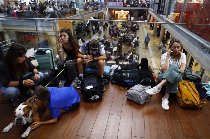 Paris 2024 Olympics - Gare de Bordeaux Saint-Jean, Bordeaux, France - July 26, 2024. Passengers inside Gare de Bordeaux Saint-Jean station after threats against France's high-speed TGV network, ahead of the Paris 2024 Olympics opening ceremony. REUTERS/Susana Vera