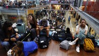 Beberapa orang di Paris terlantar di stasiun kereta Montparnasse dan Gare Du Nord. REUTERS/Susana Vera  
