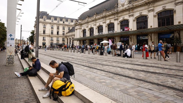 Paris 2024 Olympics - Gare de Bordeaux Saint-Jean, Bordeaux, France - July 26, 2024. Passengers inside Gare de Bordeaux Saint-Jean station after threats against France's high-speed TGV network, ahead of the Paris 2024 Olympics opening ceremony. REUTERS/Susana Vera