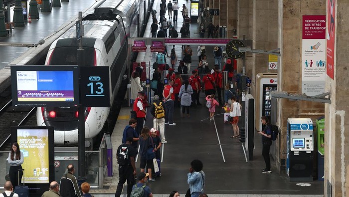 Paris 2024 Olympics - Previews - Gare du Nord, Paris, France - July 26, 2024. Passengers are pictured at Gare du Nord station after threats against Frances high-speed TGV network, ahead of the Paris 2024 Olympics opening ceremony. REUTERS/Yves Herman
