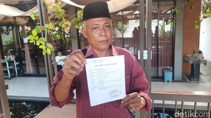 Ketua acara haul menunjukan surat aduan dugaan tindakan pelecehan seksual peserta karnaval di Pati, Jumat (26/6/2024).
