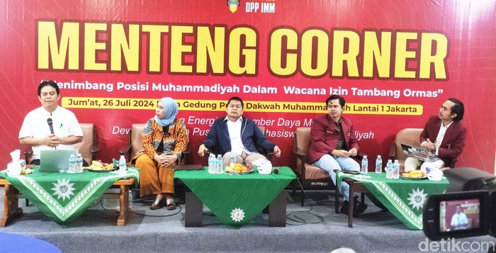 Ketua Divisi LLHPB PP Aisyiyah Hening Parlan dalam Diskusi Menimbang Posisi Muhammadiyah dalam Wacana Izin Tambang Ormas yang digelar di Kantor PP Muhammadiyah, Menteng, Jakarta Pusat, Jumat (26/7/2024).