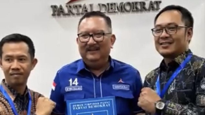 Ketua DPD Demokrat Sulsel, Ni’matullah bersama Trisal Tahir usai terima rekomendasi.