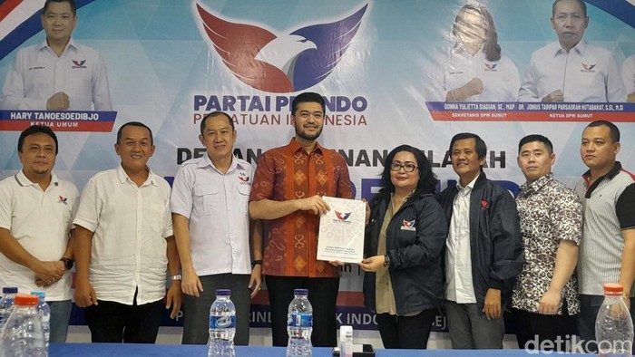Ketua DPD Hanura Sumut El Adrian Shah mendaftar sebagai bacalon Wali Kota Medan ke DPW Perindo Sumut (Nizar Aldi/detikSumut)