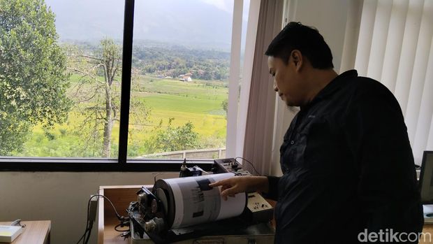 Ketua Pos Pemantauan Gunung Api Ciremai Jajat Sudrajat menunjukkan rekaman seismograf gempa bumi yang terjadi di wilayah Kuningan