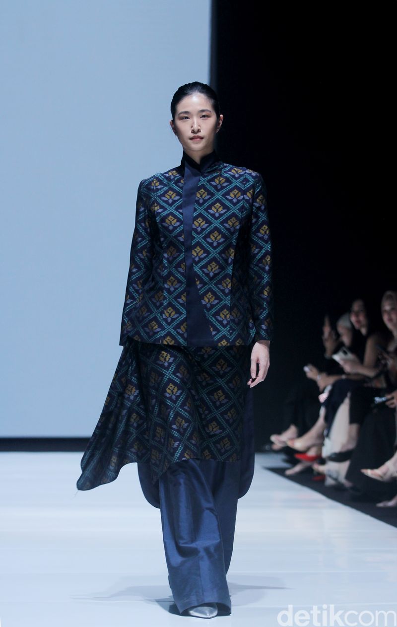 Koleksi Cita Tenun Indonesia di Jakarta Fashion & Food Festival 2024. Bertempat di La Piazza Kelapa Gading, Jakarta. Jumat [26/7/2024]. Foto: Mohammad Abduh/detikcom.