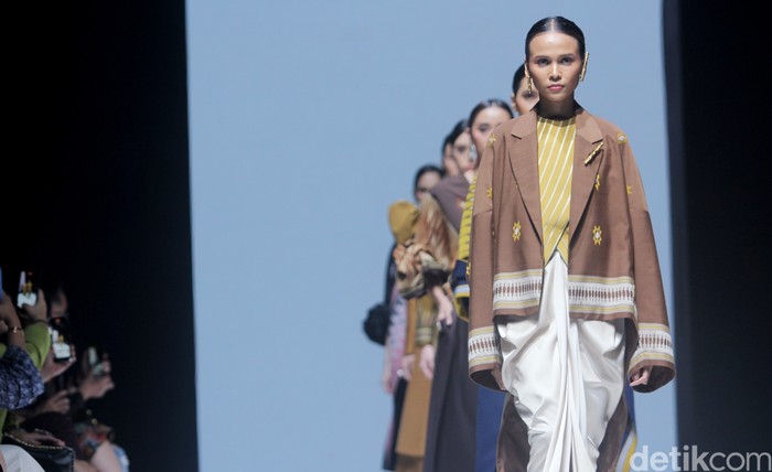 Koleksi Cita Tenun Indonesia di Jakarta Fashion & Food Festival 2024. Bertempat di La Piazza Kelapa Gading, Jakarta. Jumat [26/7/2024]. Foto: Mohammad Abduh/detikcom.